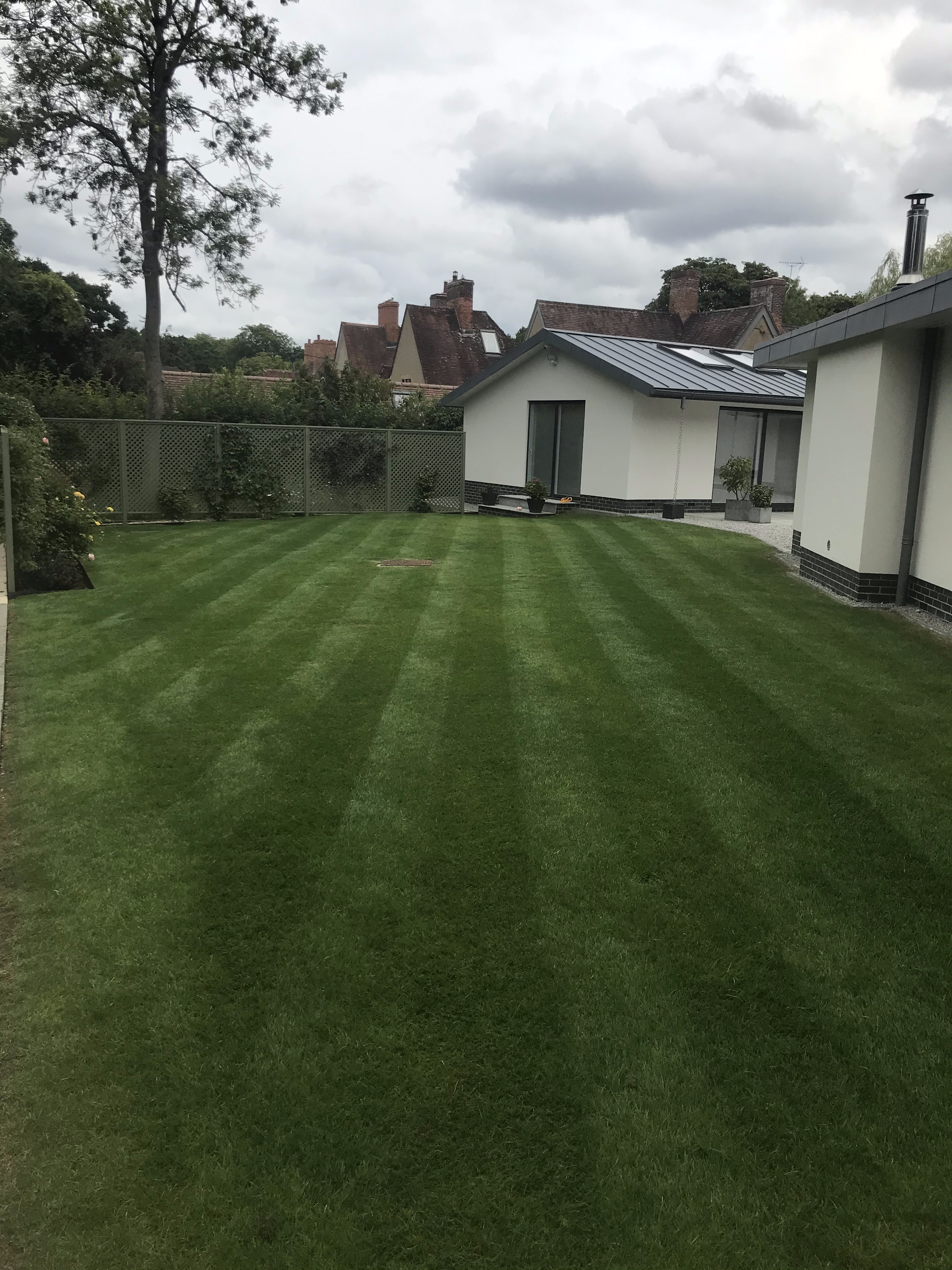 lawn-stripes-modern-country-house